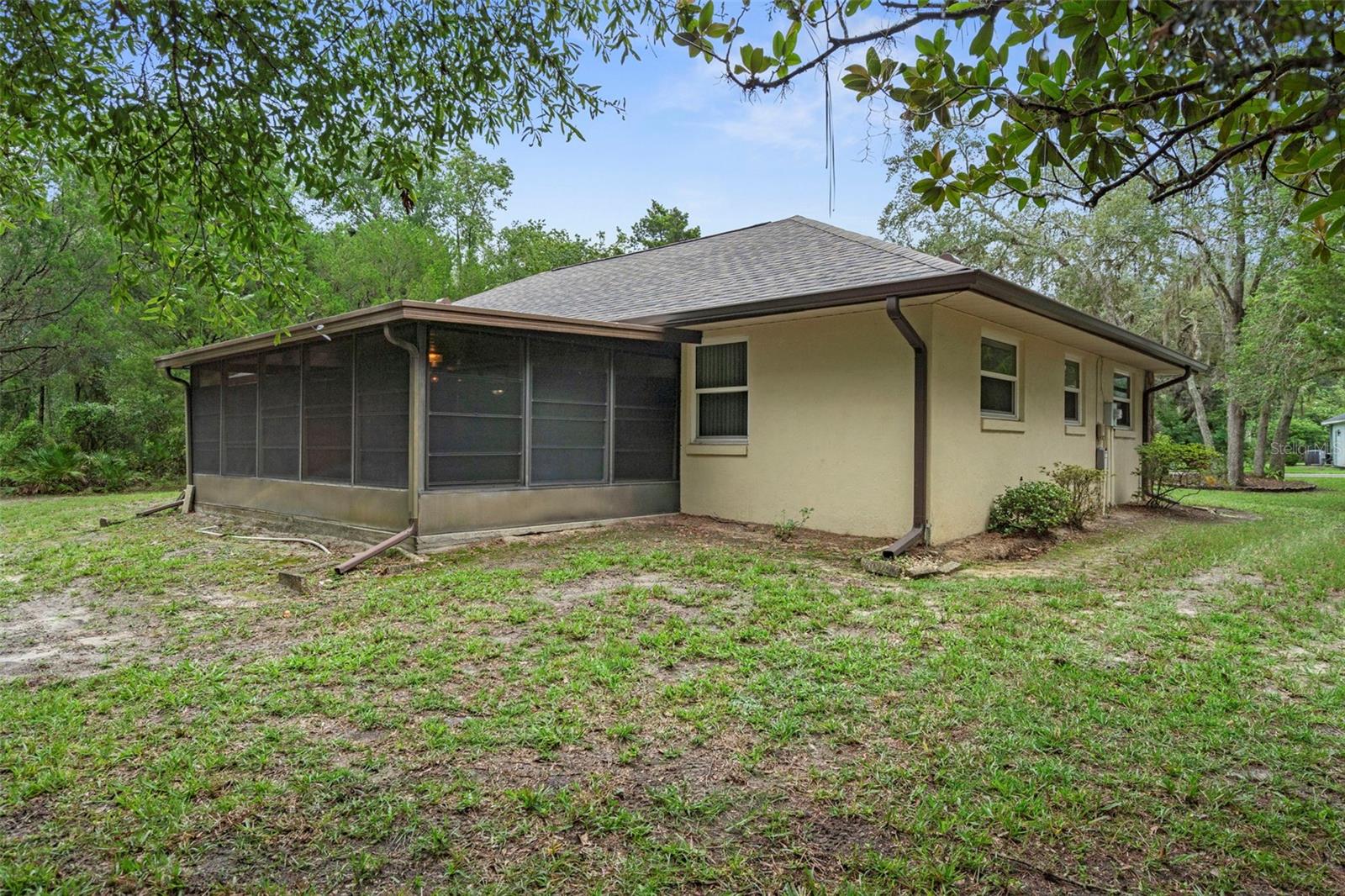Image 32 of 37 For 12 Sycamore Court W