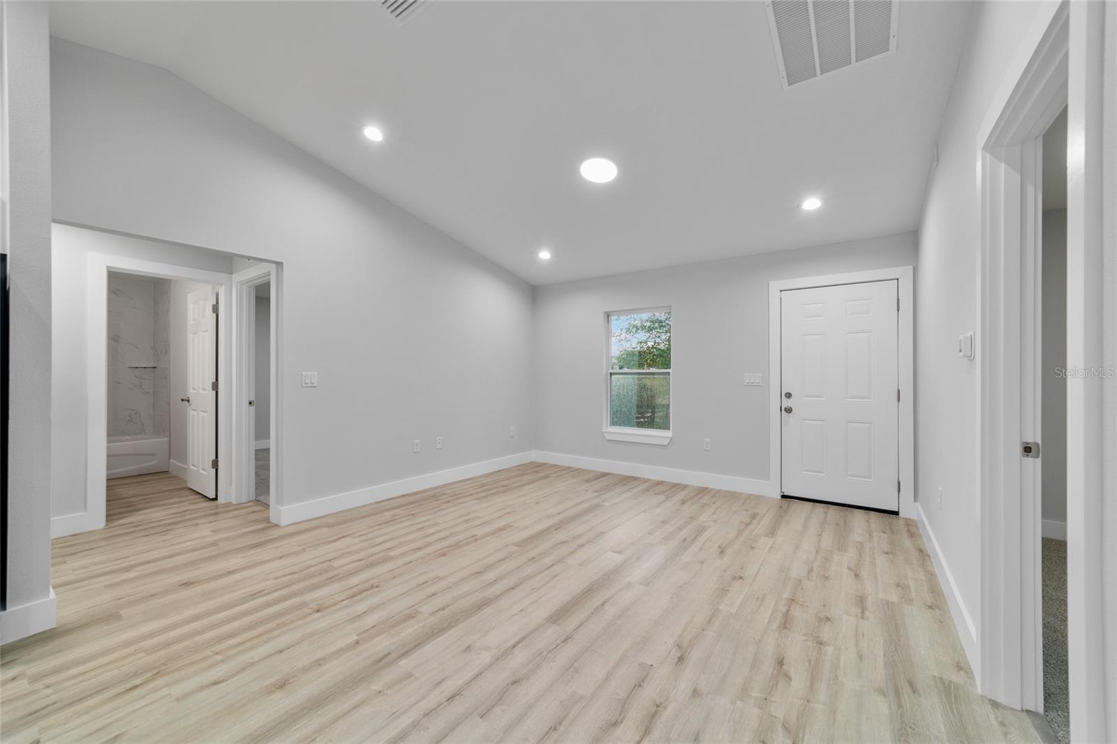Image 13 of 39 For 1822 Hilliard Avenue
