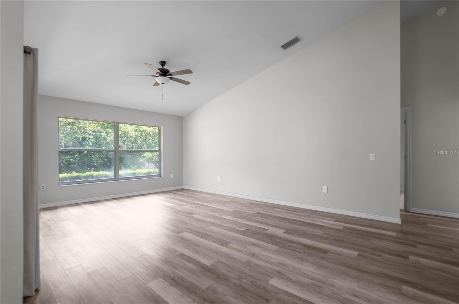 Listing photo id 11 for 1508 Marlborough Loop