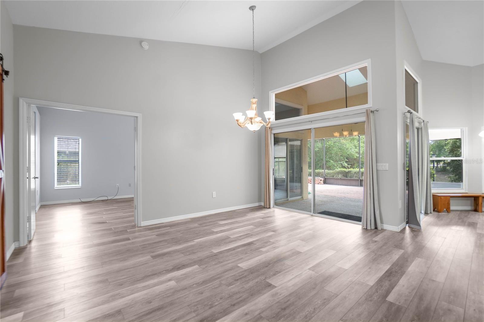 Listing photo id 3 for 1508 Marlborough Loop