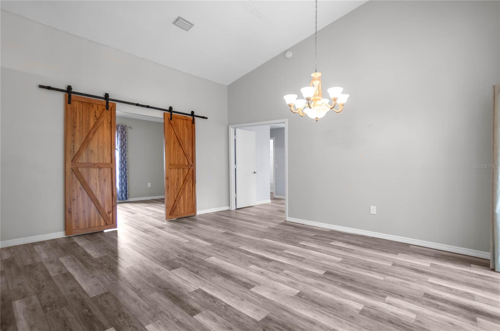Listing photo id 4 for 1508 Marlborough Loop