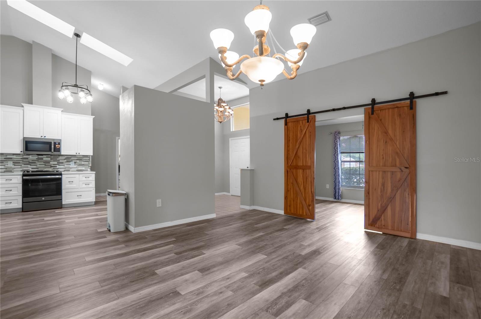 Listing photo id 5 for 1508 Marlborough Loop