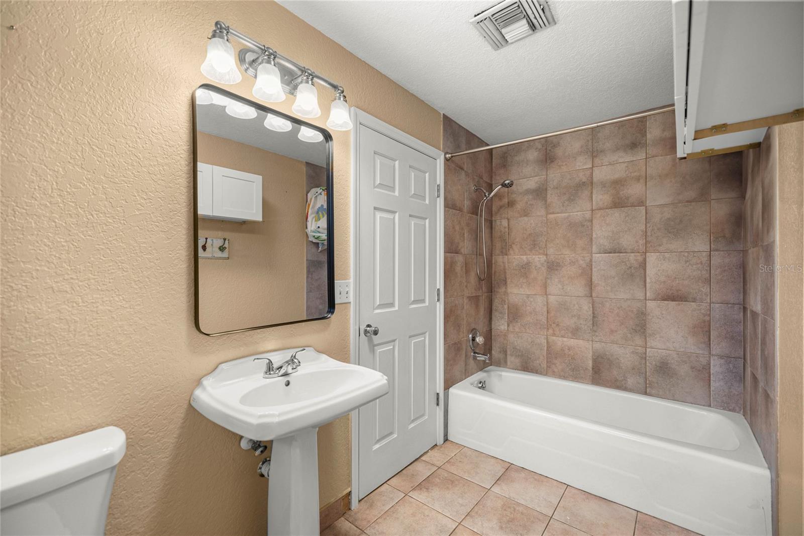 Image 43 of 70 For 2401 26th Street