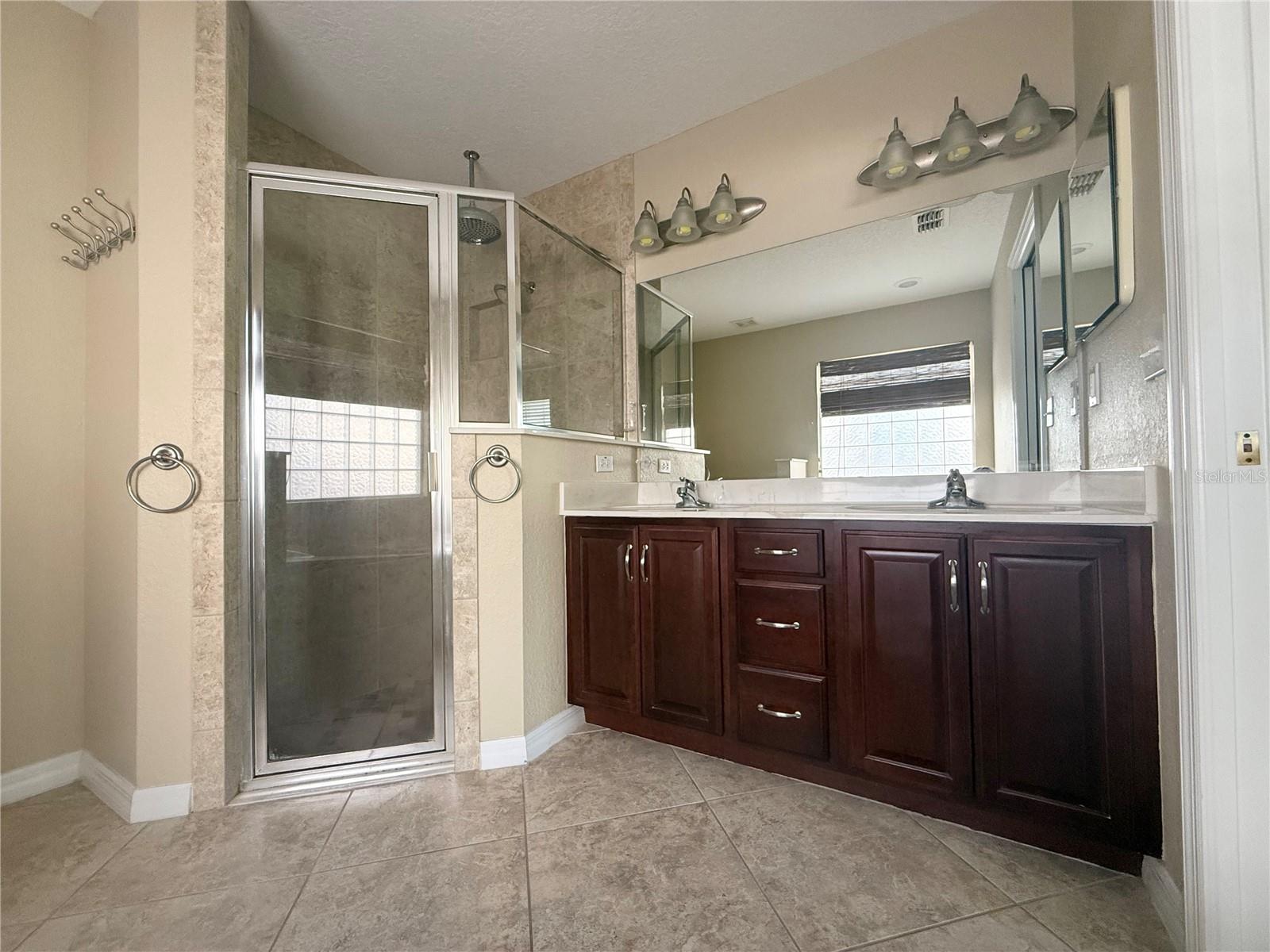 Listing photo id 13 for 2309 18th Circle