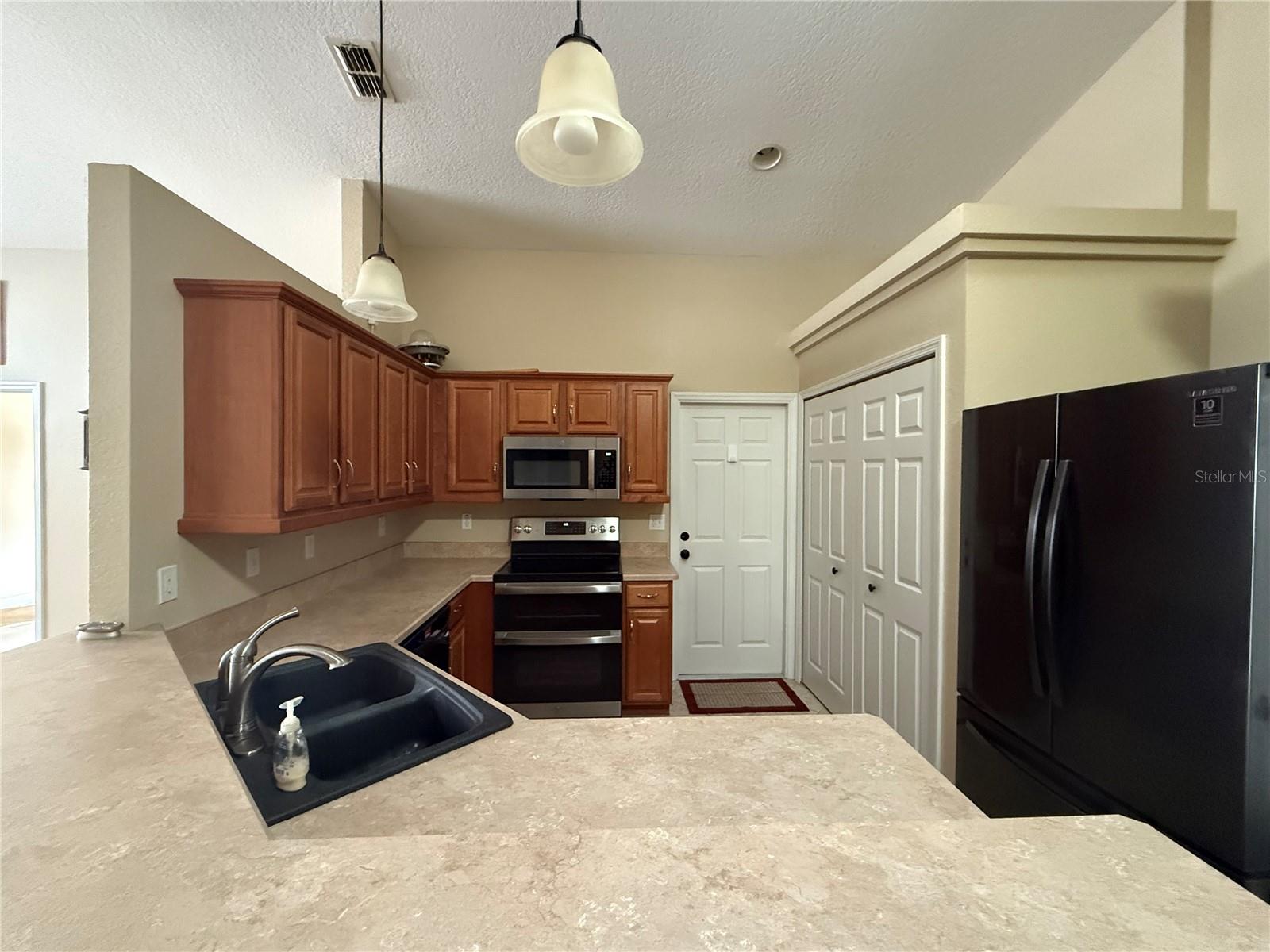 Listing photo id 5 for 2309 18th Circle