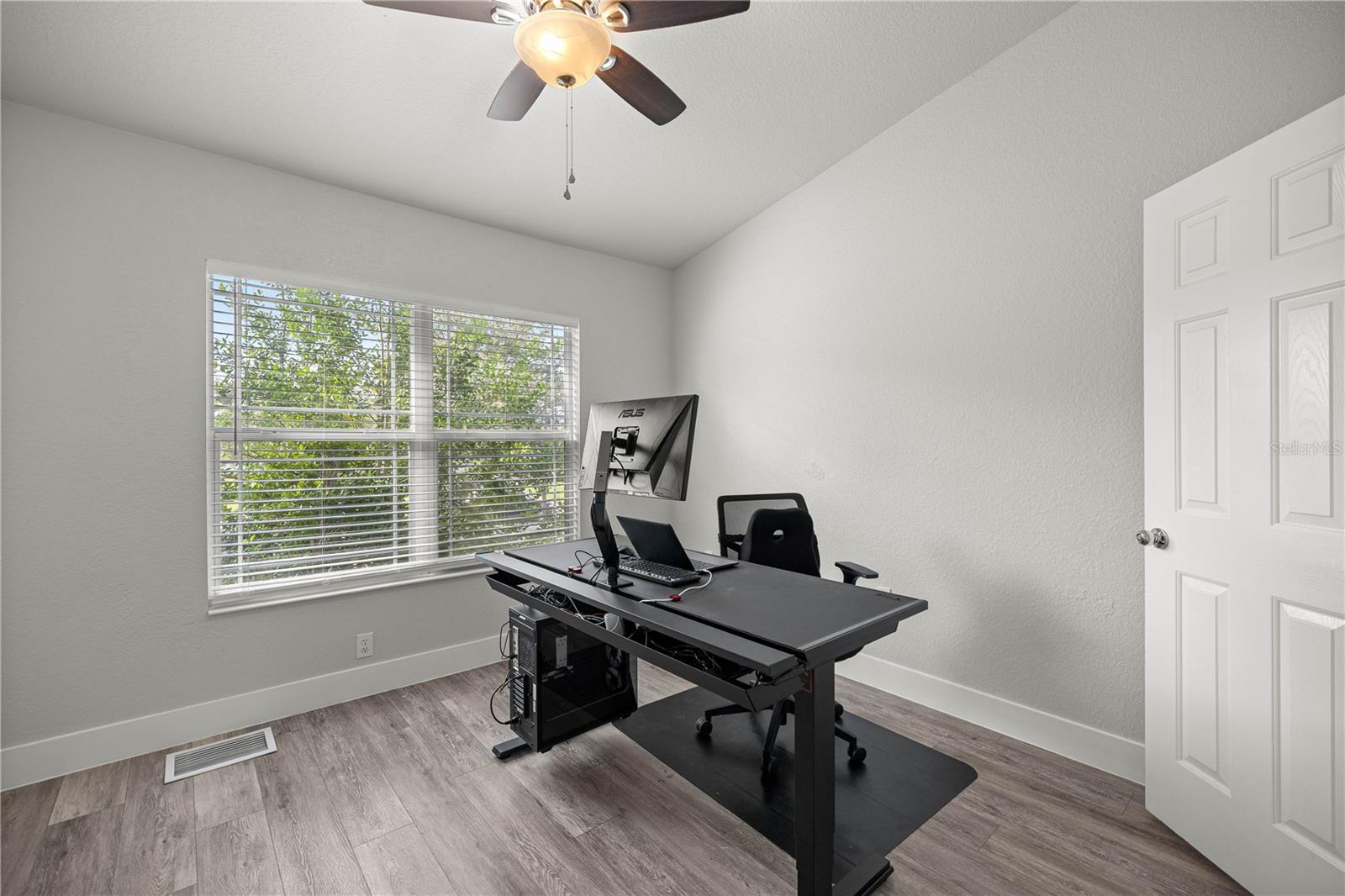 Listing photo id 9 for 4478 49th Avenue