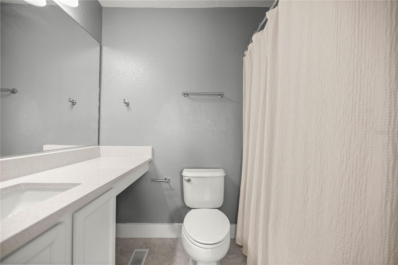 Listing photo id 13 for 4478 49th Avenue