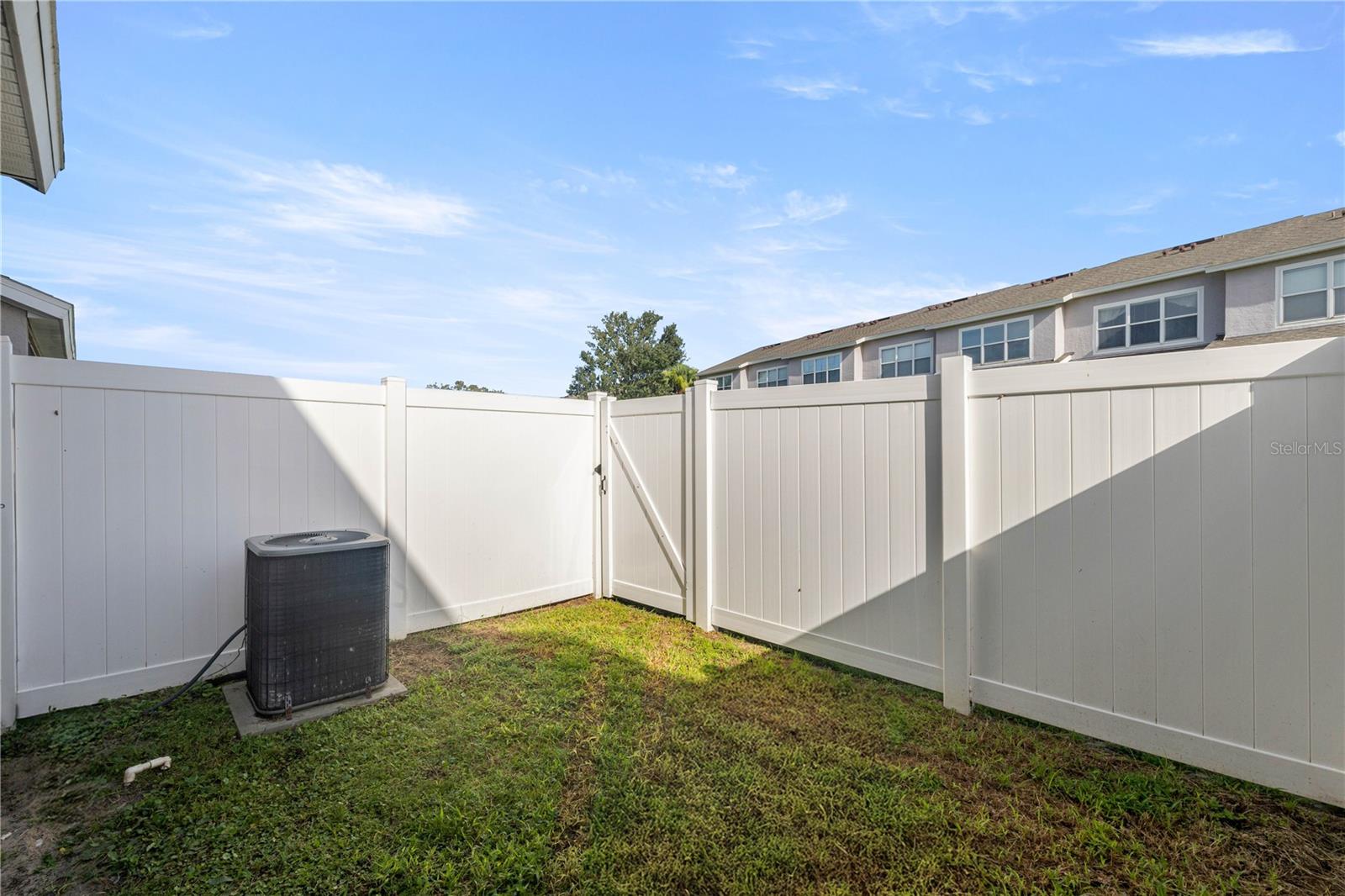 Listing photo id 18 for 4478 49th Avenue