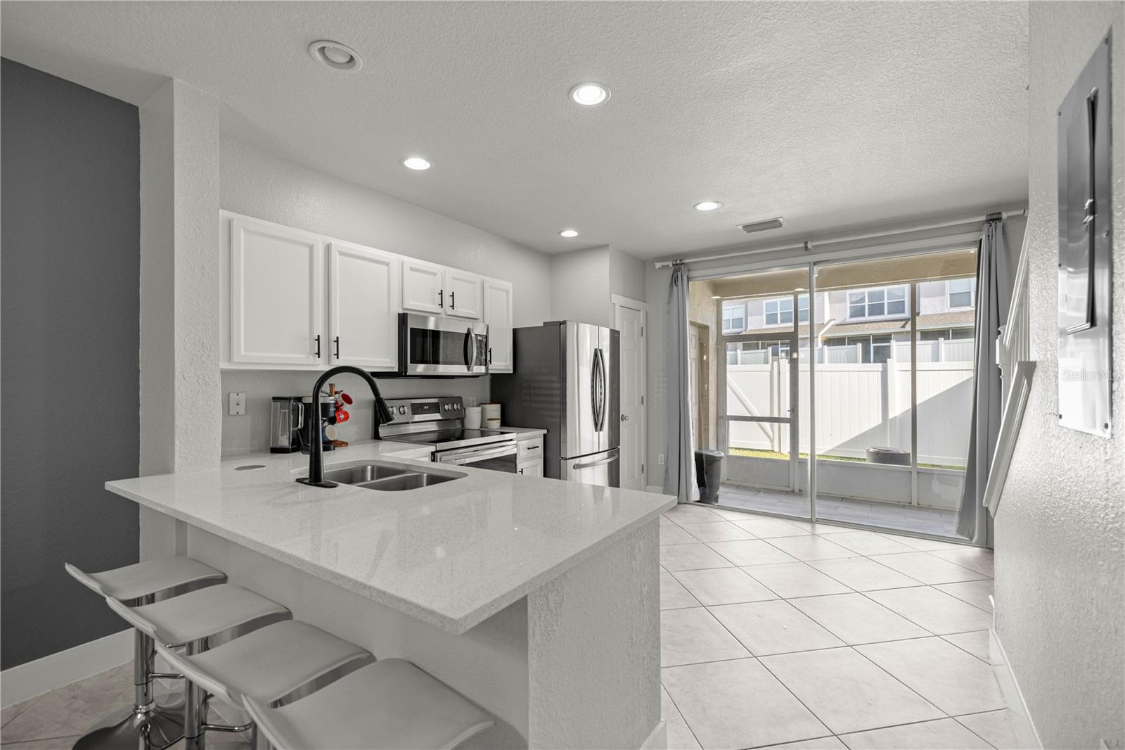 Listing photo id 2 for 4478 49th Avenue