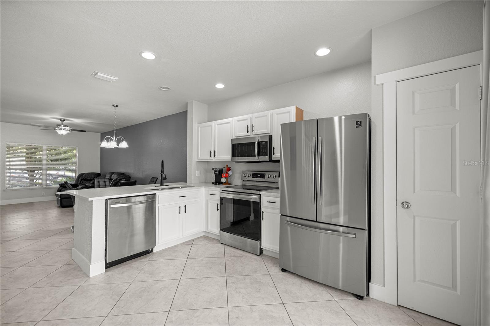 Listing photo id 3 for 4478 49th Avenue