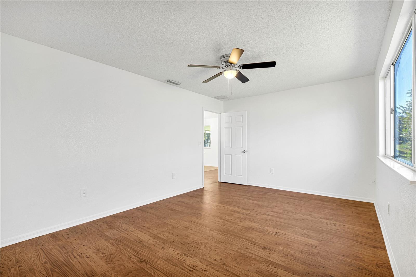 Listing photo id 8 for 10962 81st Avenue