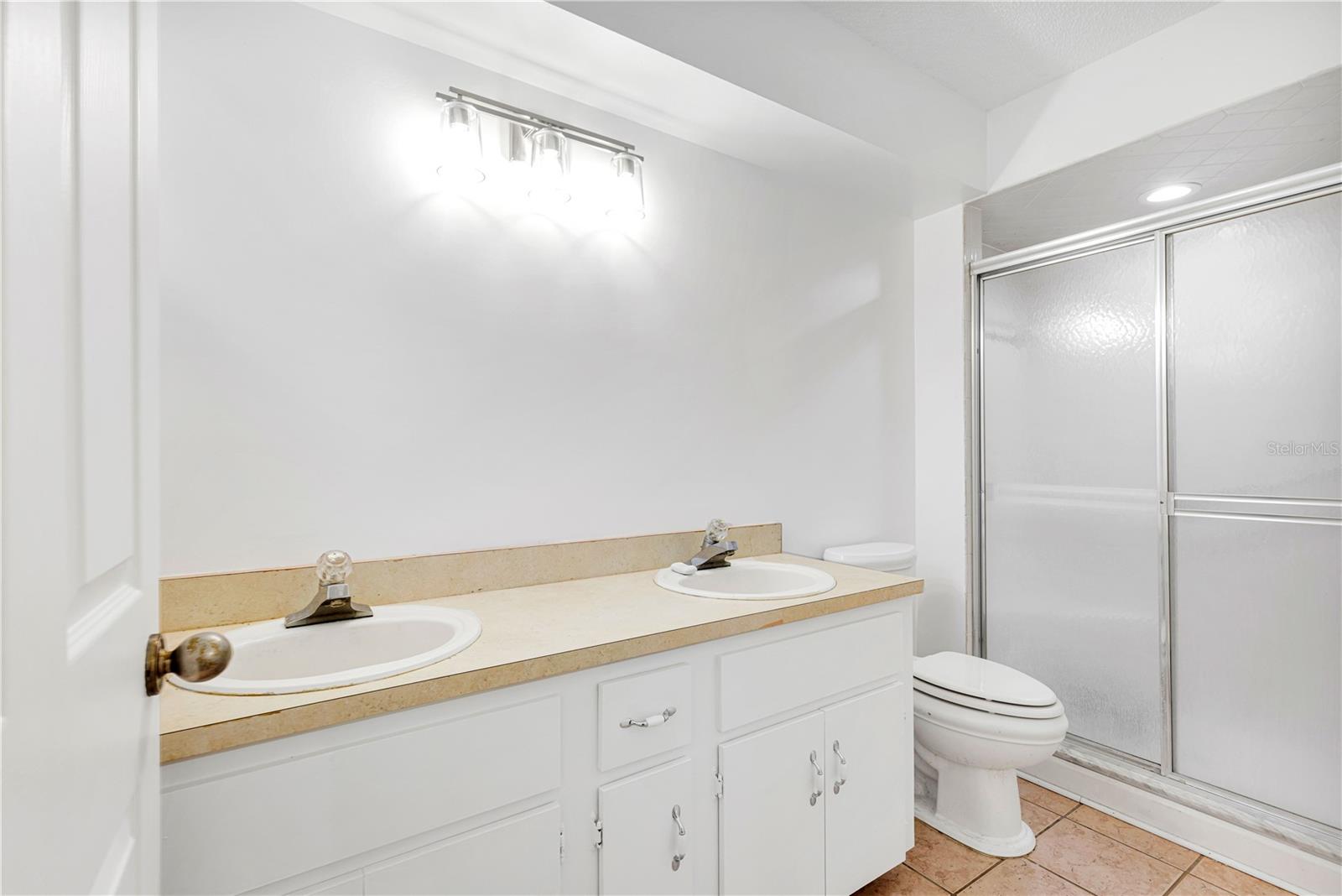 Listing photo id 3 for 10962 81st Avenue
