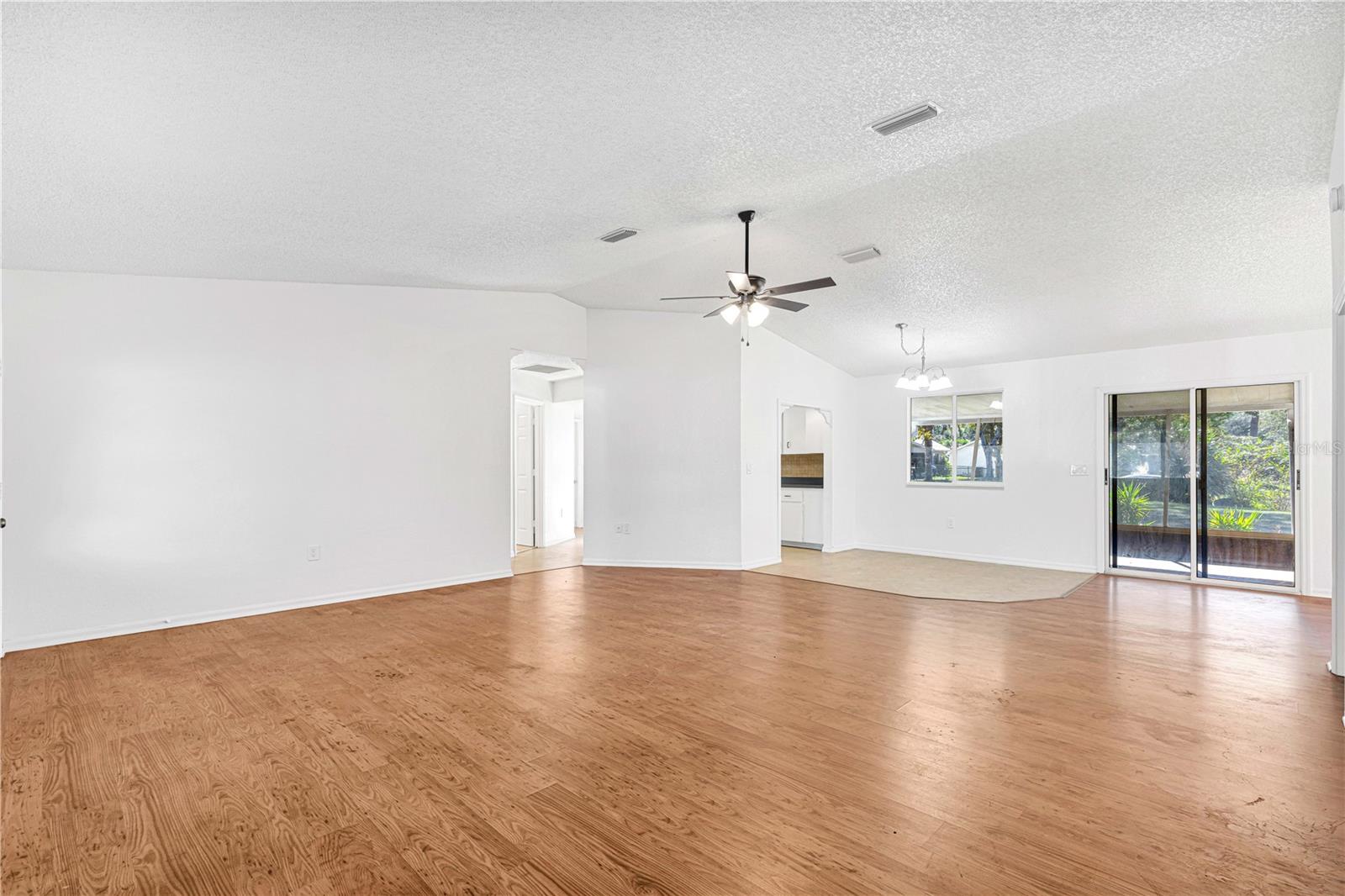 Listing photo id 6 for 10962 81st Avenue
