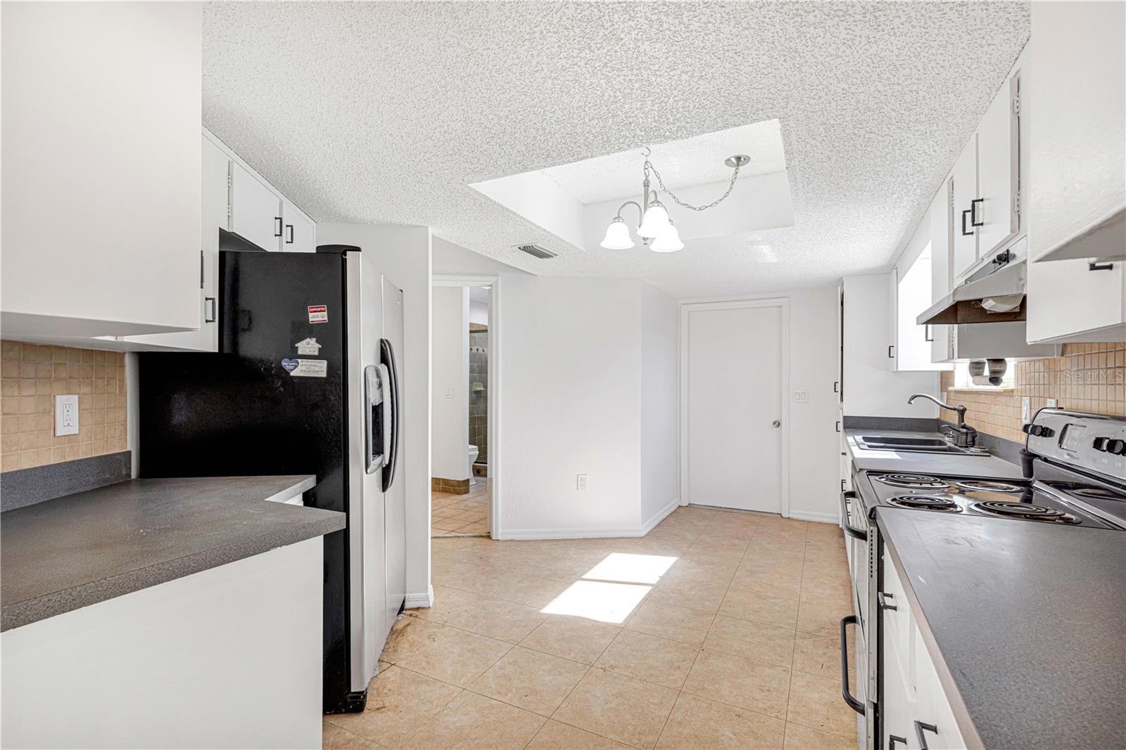 Listing photo id 7 for 10962 81st Avenue