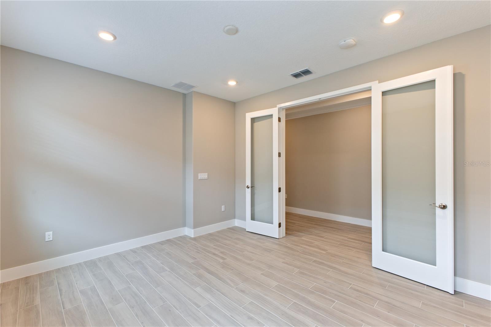 Listing photo id 10 for 4516 54th Terrace