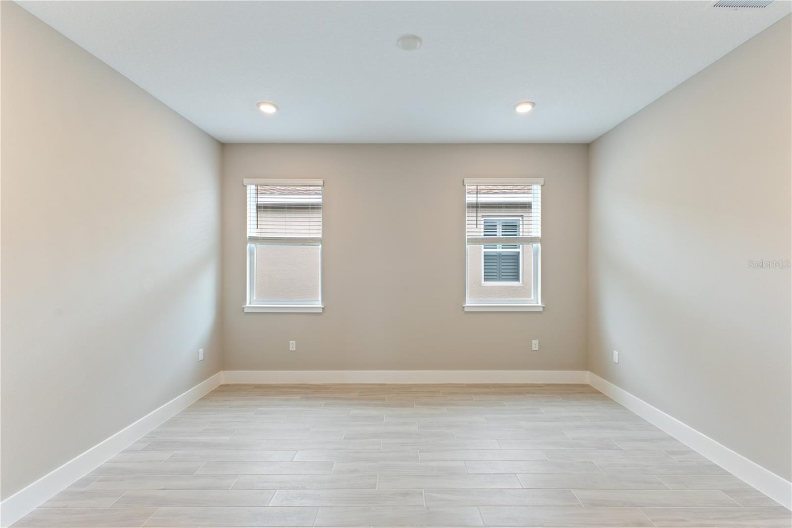 Listing photo id 11 for 4516 54th Terrace