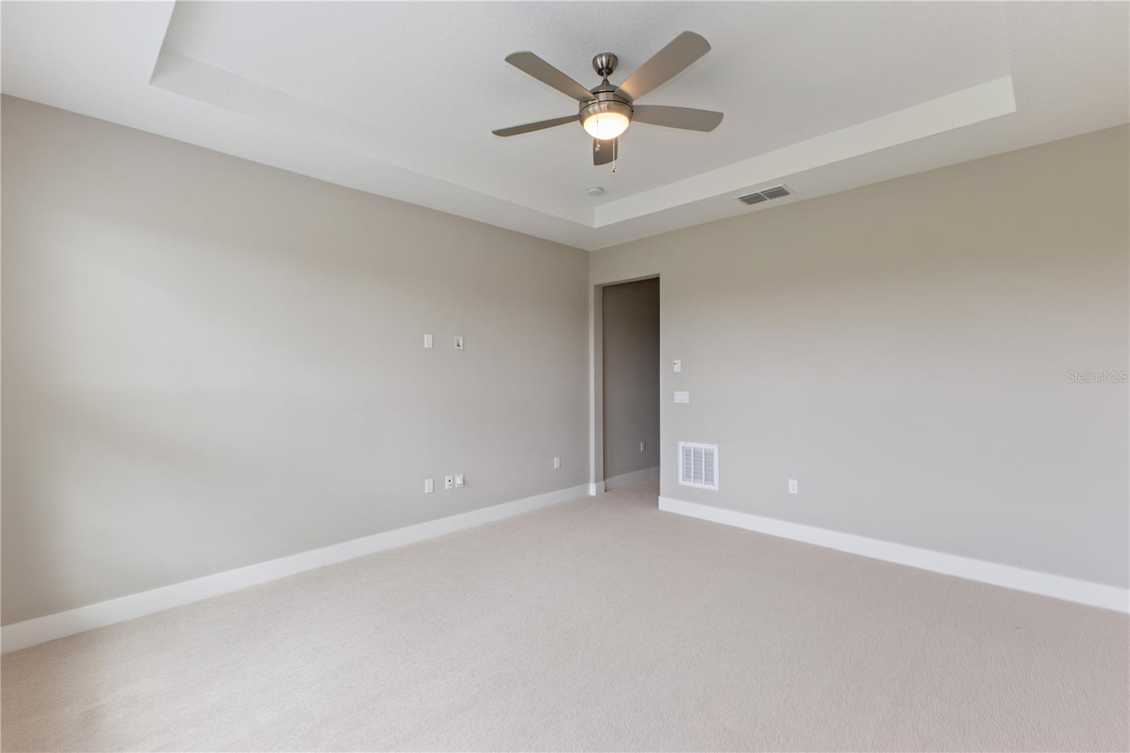 Listing photo id 13 for 4516 54th Terrace
