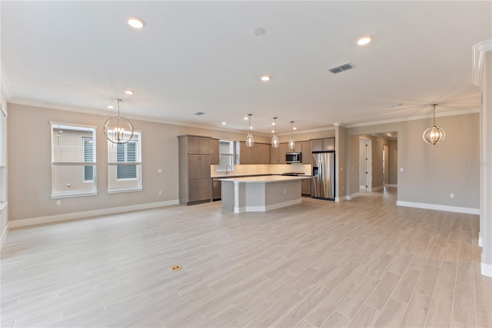 Listing photo id 2 for 4516 54th Terrace