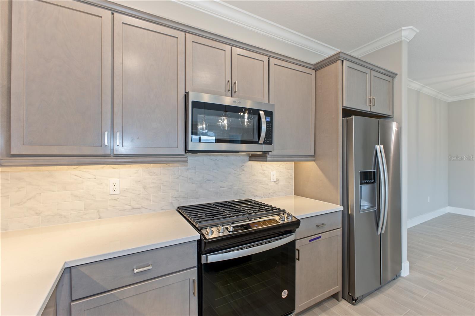 Listing photo id 4 for 4516 54th Terrace