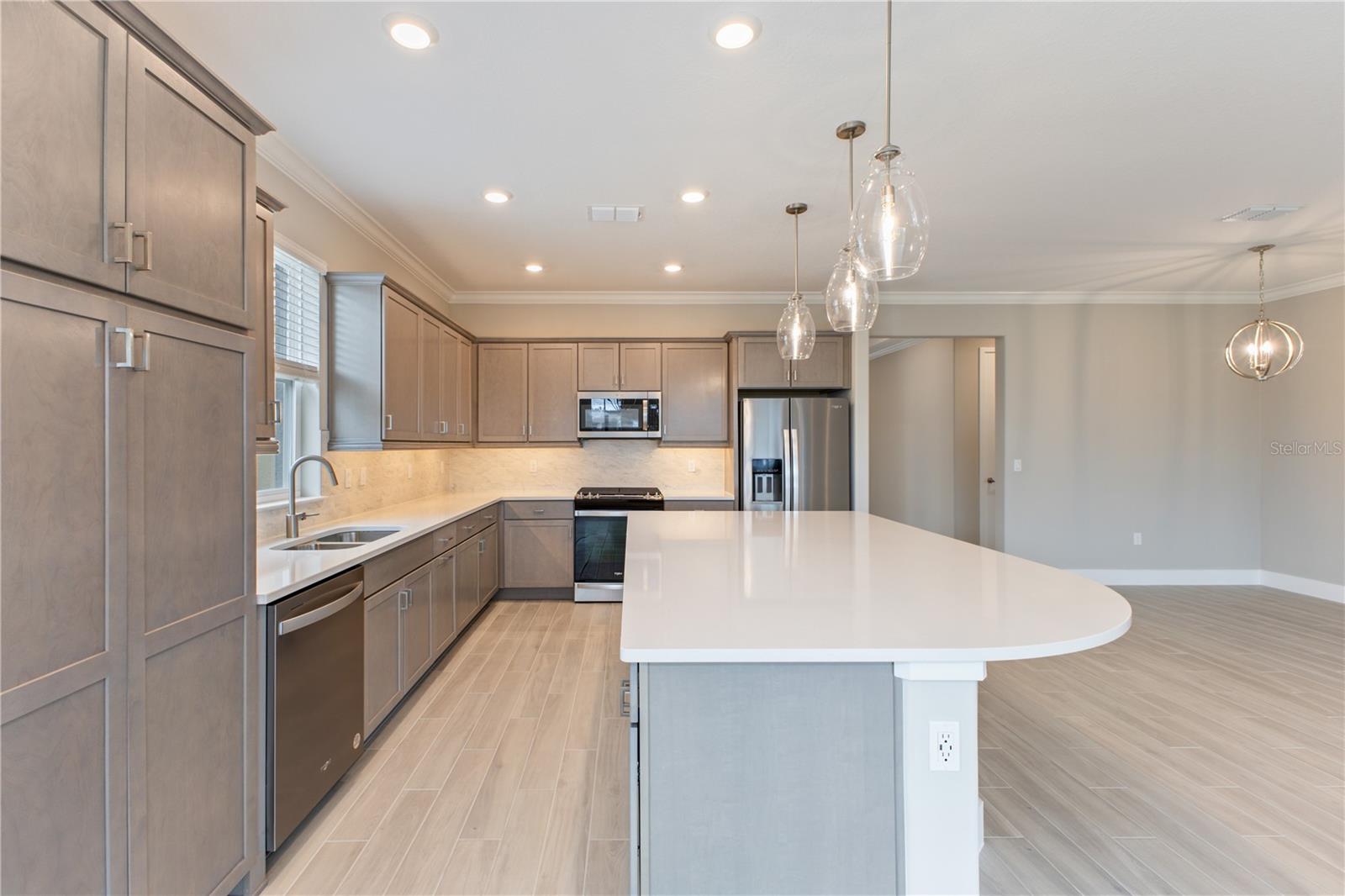 Listing photo id 5 for 4516 54th Terrace