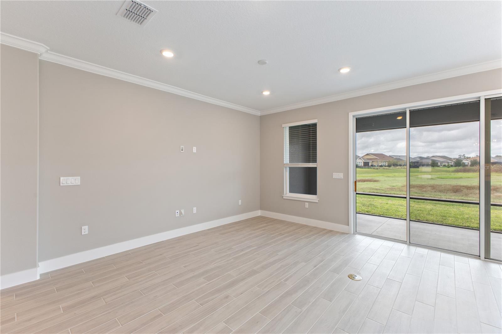 Listing photo id 7 for 4516 54th Terrace