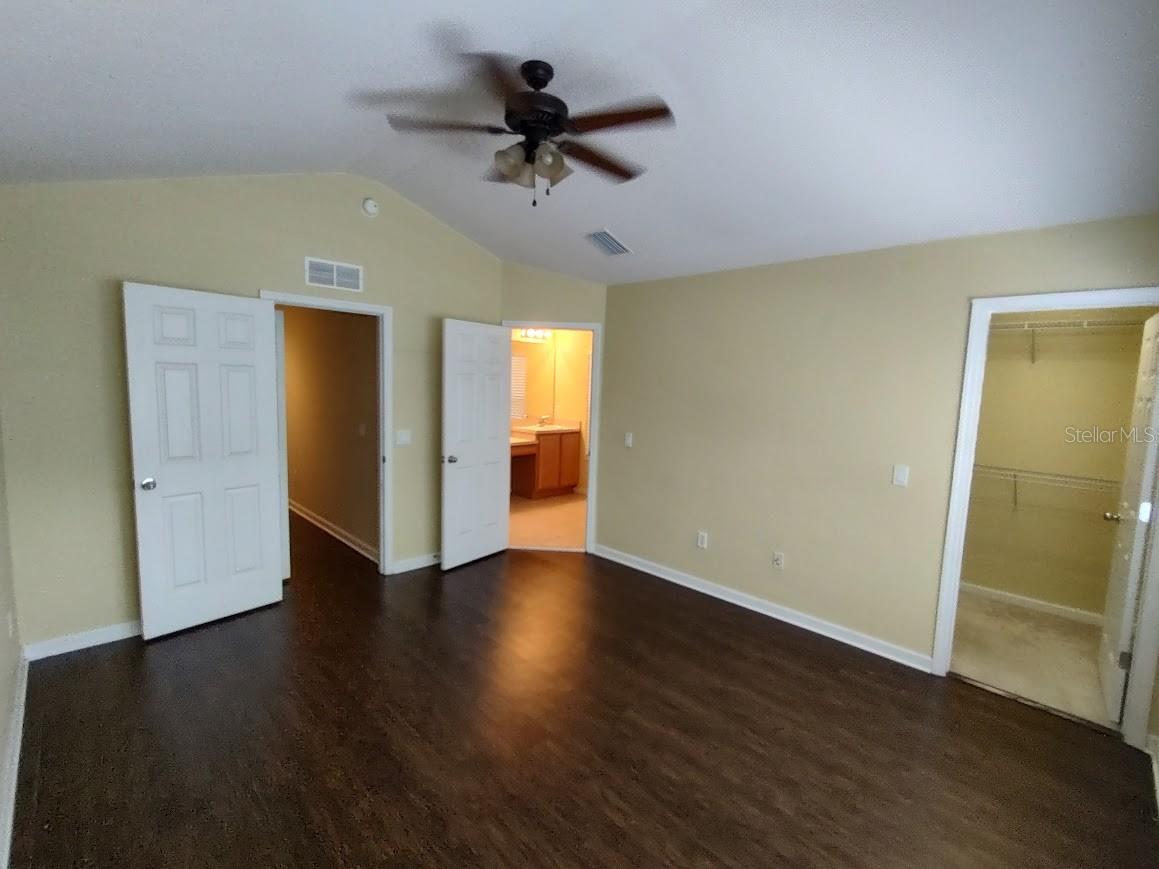 Listing photo id 11 for 4107 54th Circle
