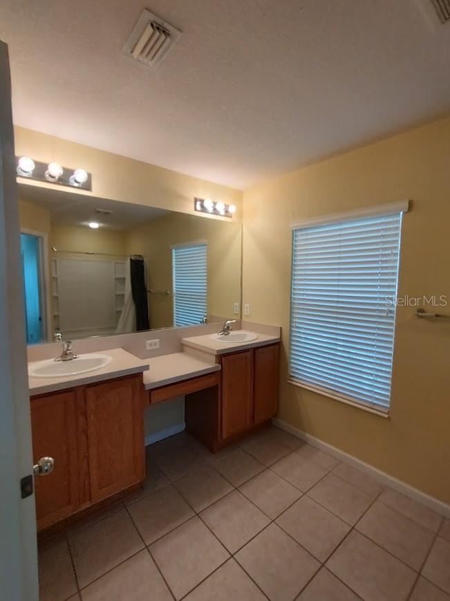 Listing photo id 12 for 4107 54th Circle