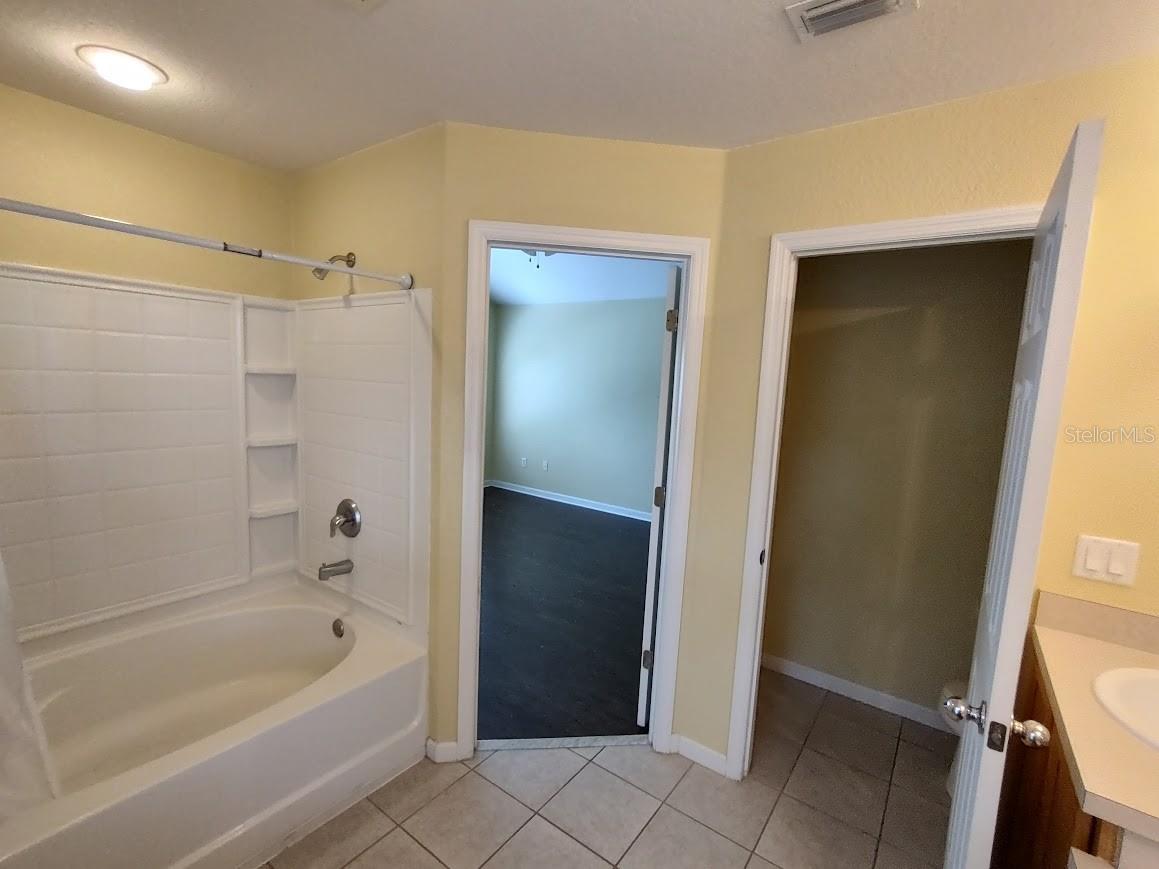Listing photo id 13 for 4107 54th Circle