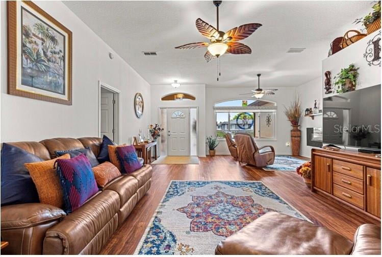 Listing photo id 2 for 10317 63rd Avenue