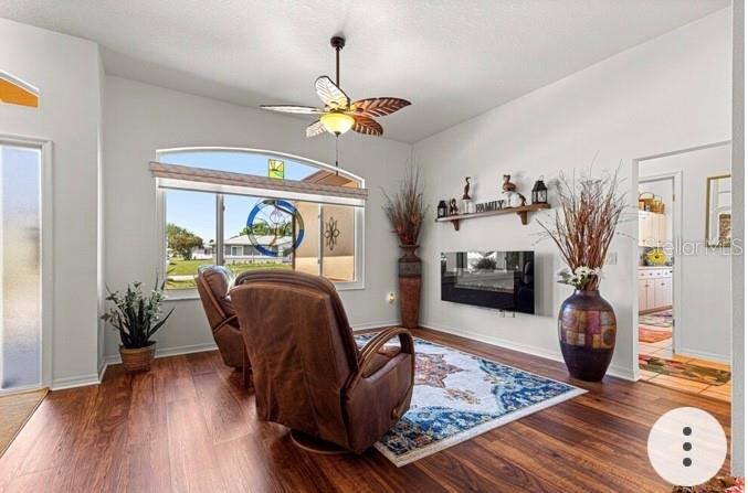Listing photo id 3 for 10317 63rd Avenue