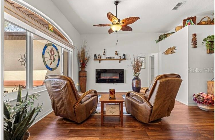 Listing photo id 4 for 10317 63rd Avenue