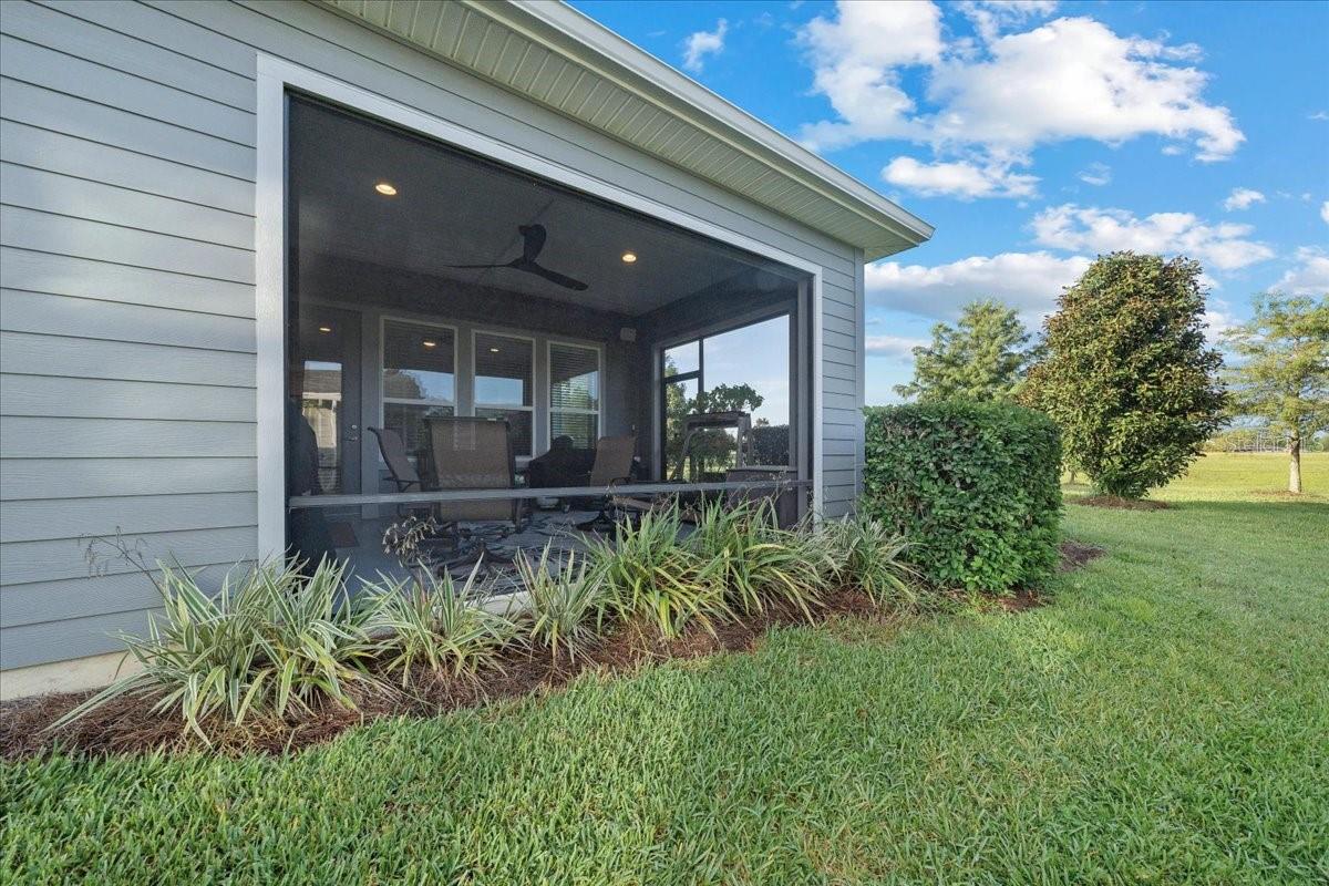 Listing photo id 9 for 3862 49th Court