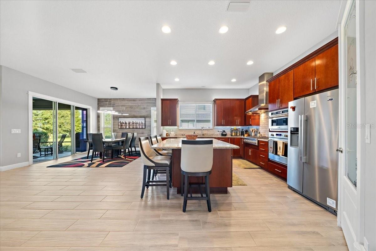 Listing photo id 12 for 3862 49th Court