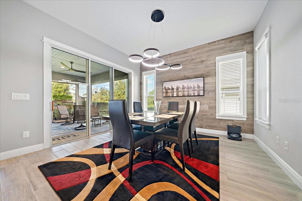 Listing photo id 15 for 3862 49th Court