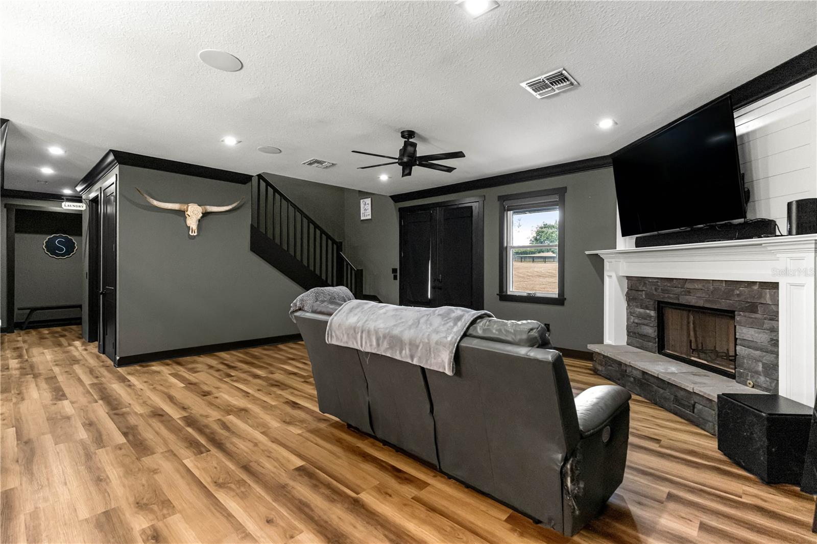 Image 14 of 64 For 9889 11 Terrace