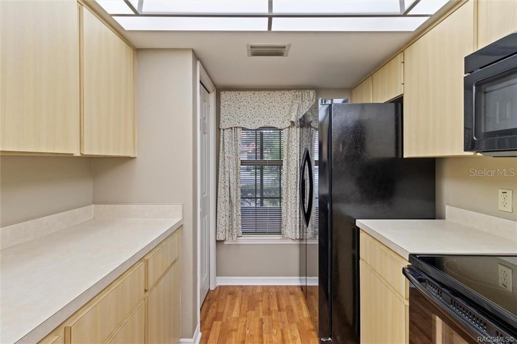 Listing photo id 8 for 2032 Forest Drive 2032