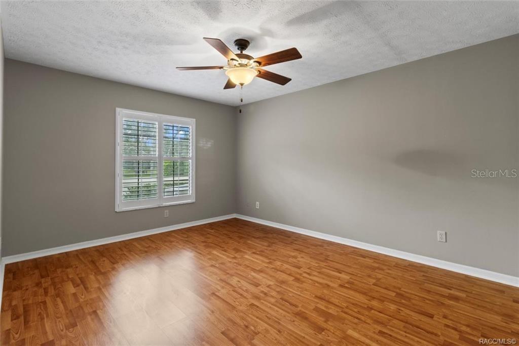 Listing photo id 11 for 2032 Forest Drive 2032