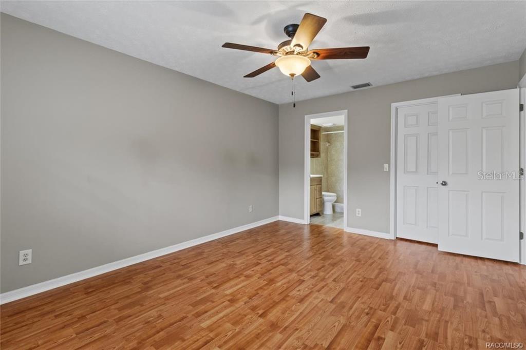 Listing photo id 12 for 2032 Forest Drive 2032
