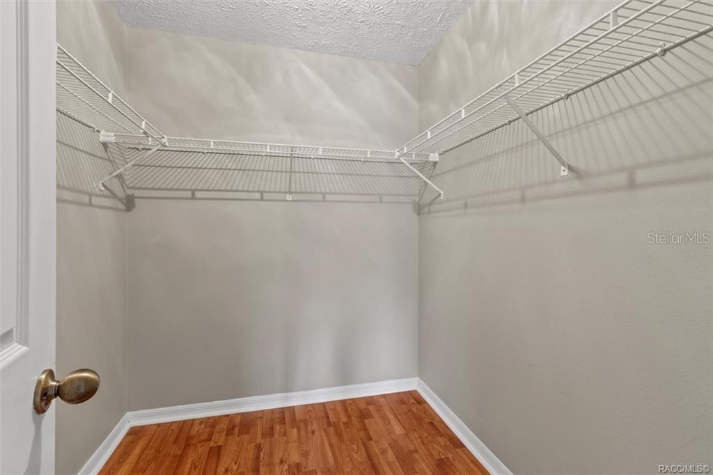 Listing photo id 13 for 2032 Forest Drive 2032