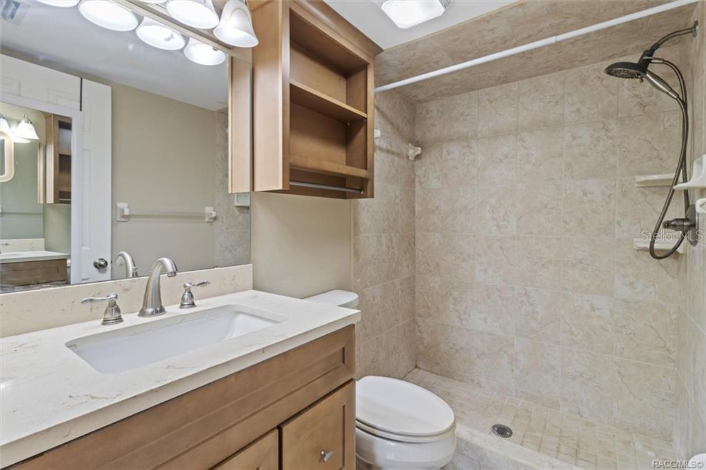 Listing photo id 14 for 2032 Forest Drive 2032