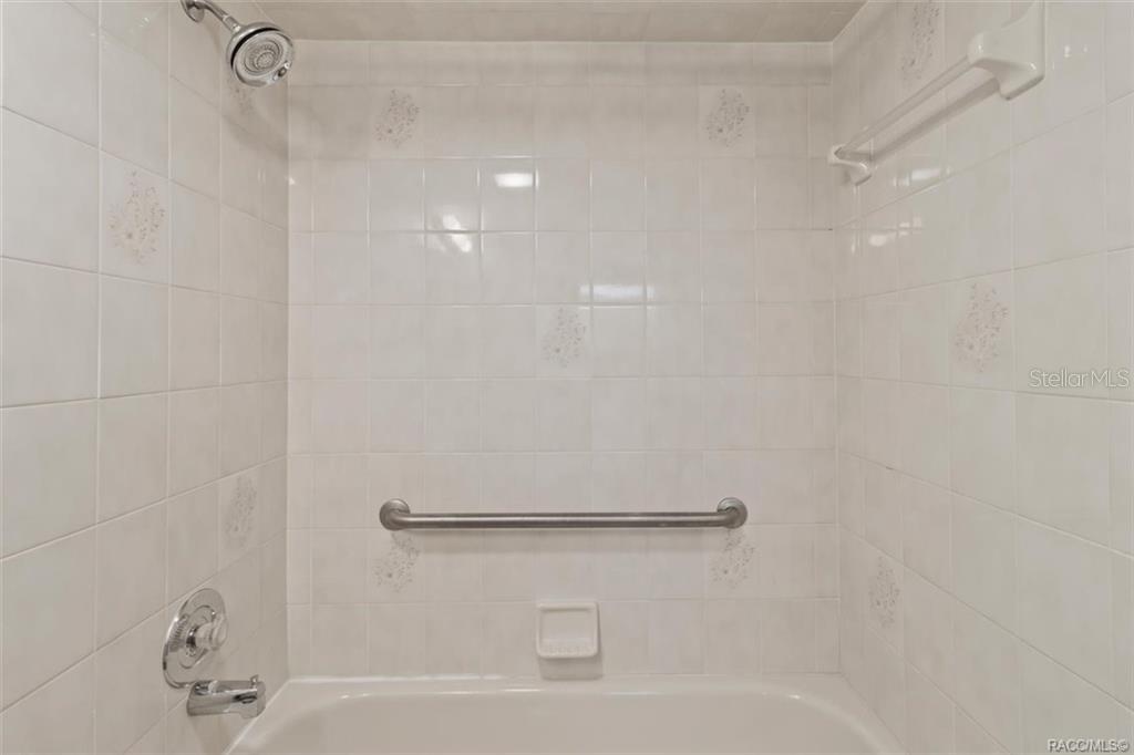 Listing photo id 18 for 2032 Forest Drive 2032