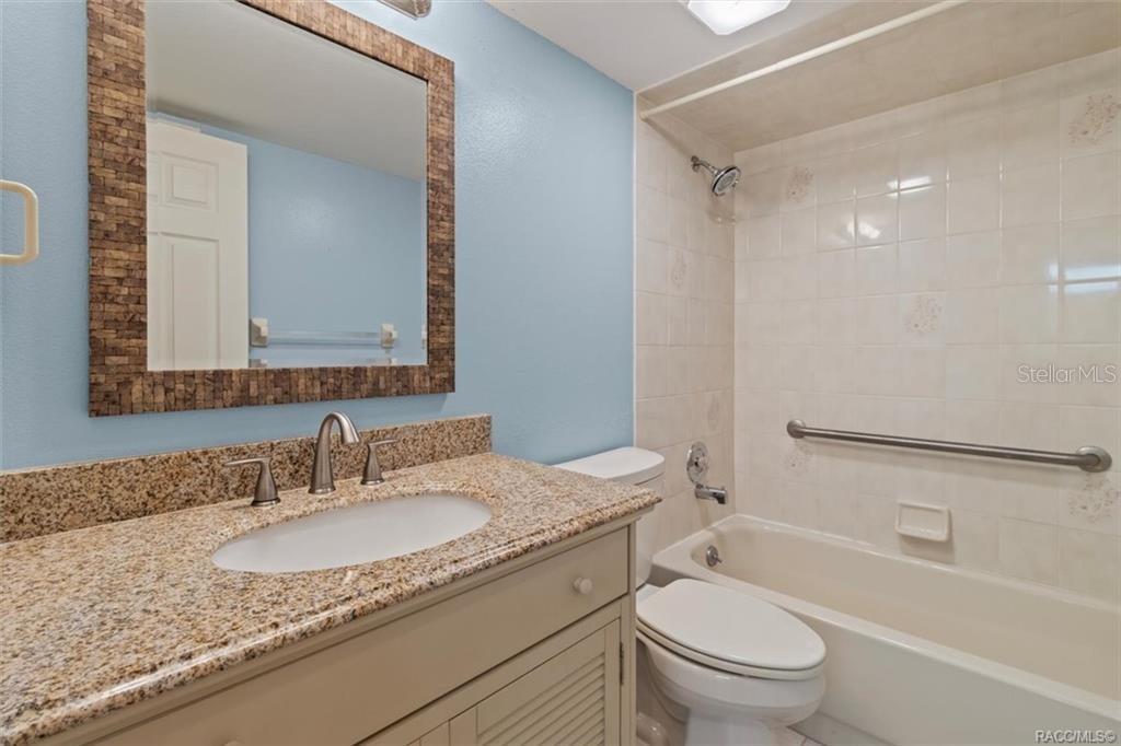 Listing photo id 19 for 2032 Forest Drive 2032