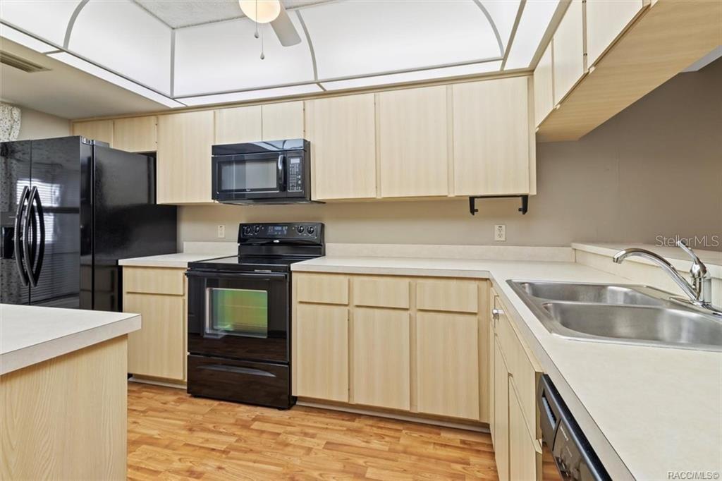 Listing photo id 7 for 2032 Forest Drive 2032