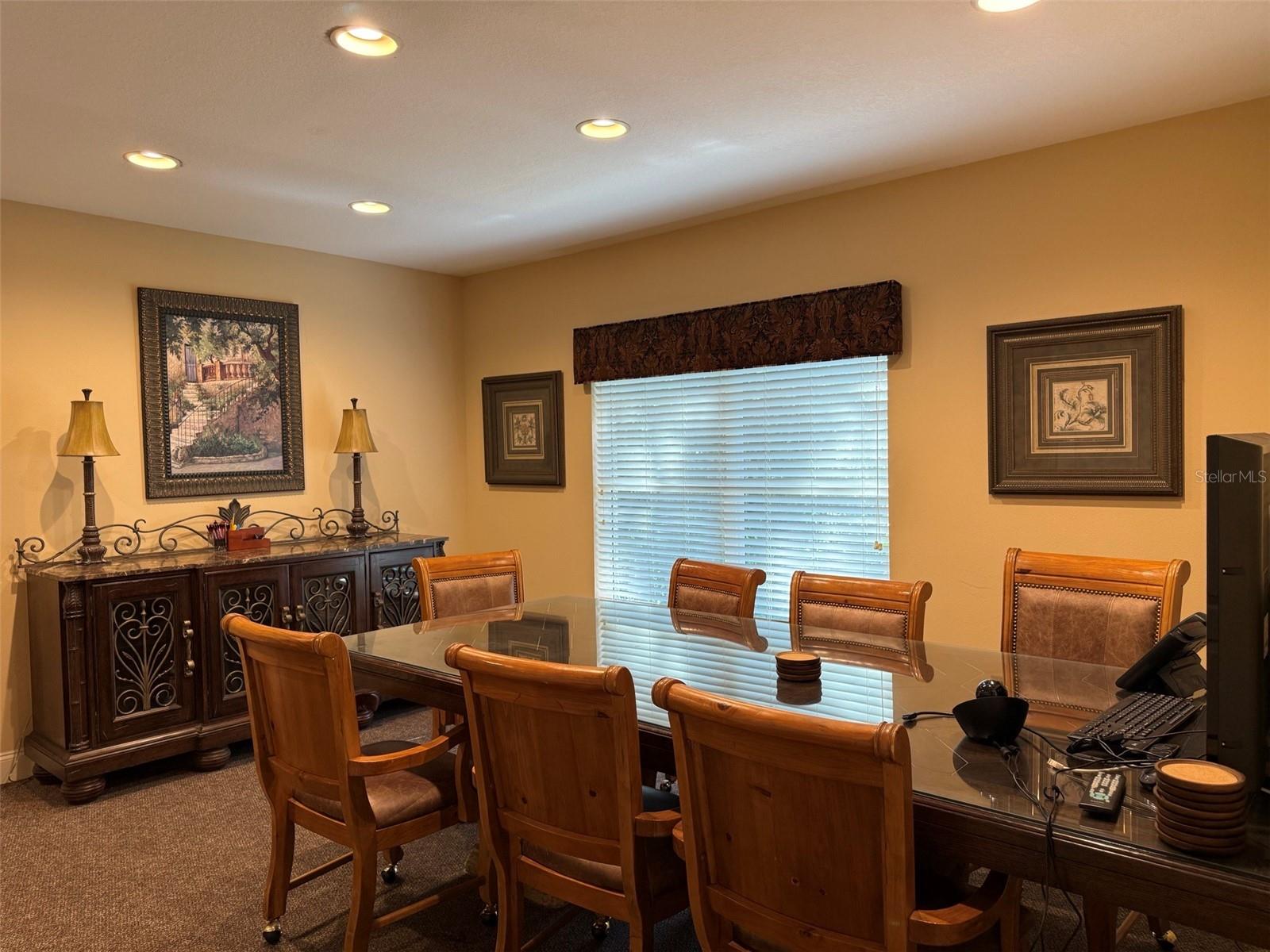 Listing photo id 10 for 1007 Fort King Street