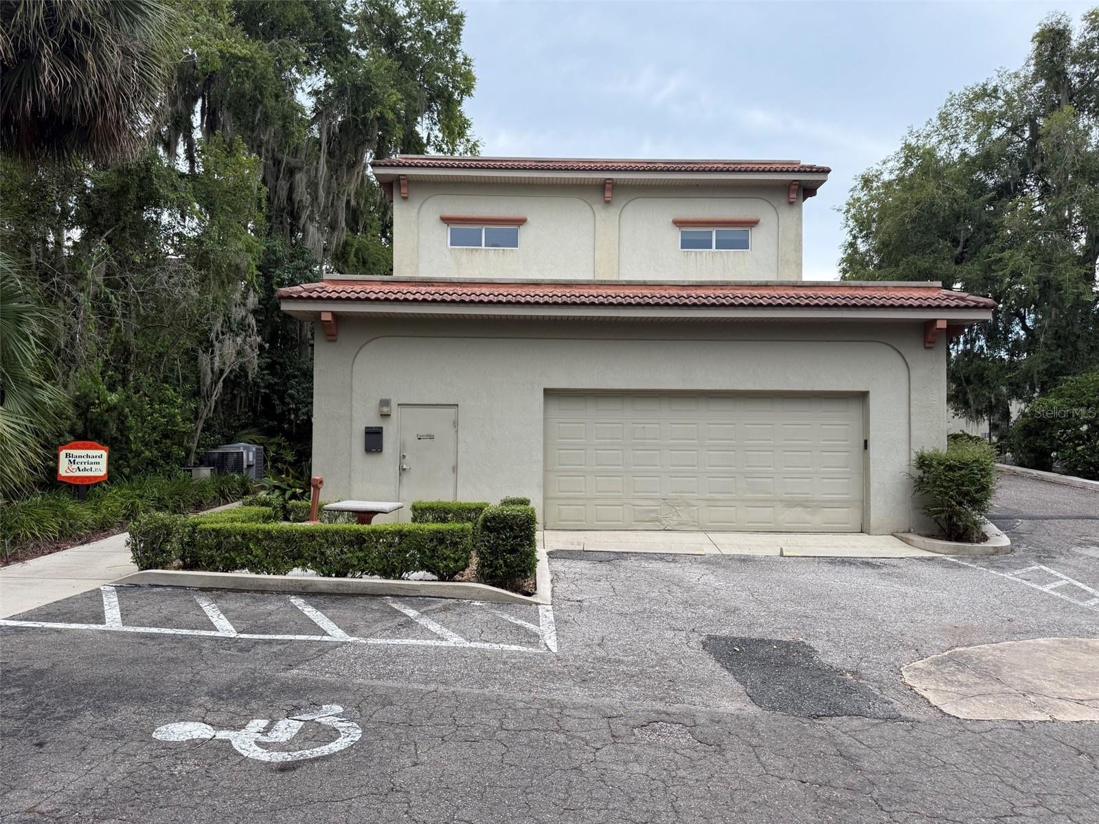 Listing photo id 1 for 1007 Fort King Street