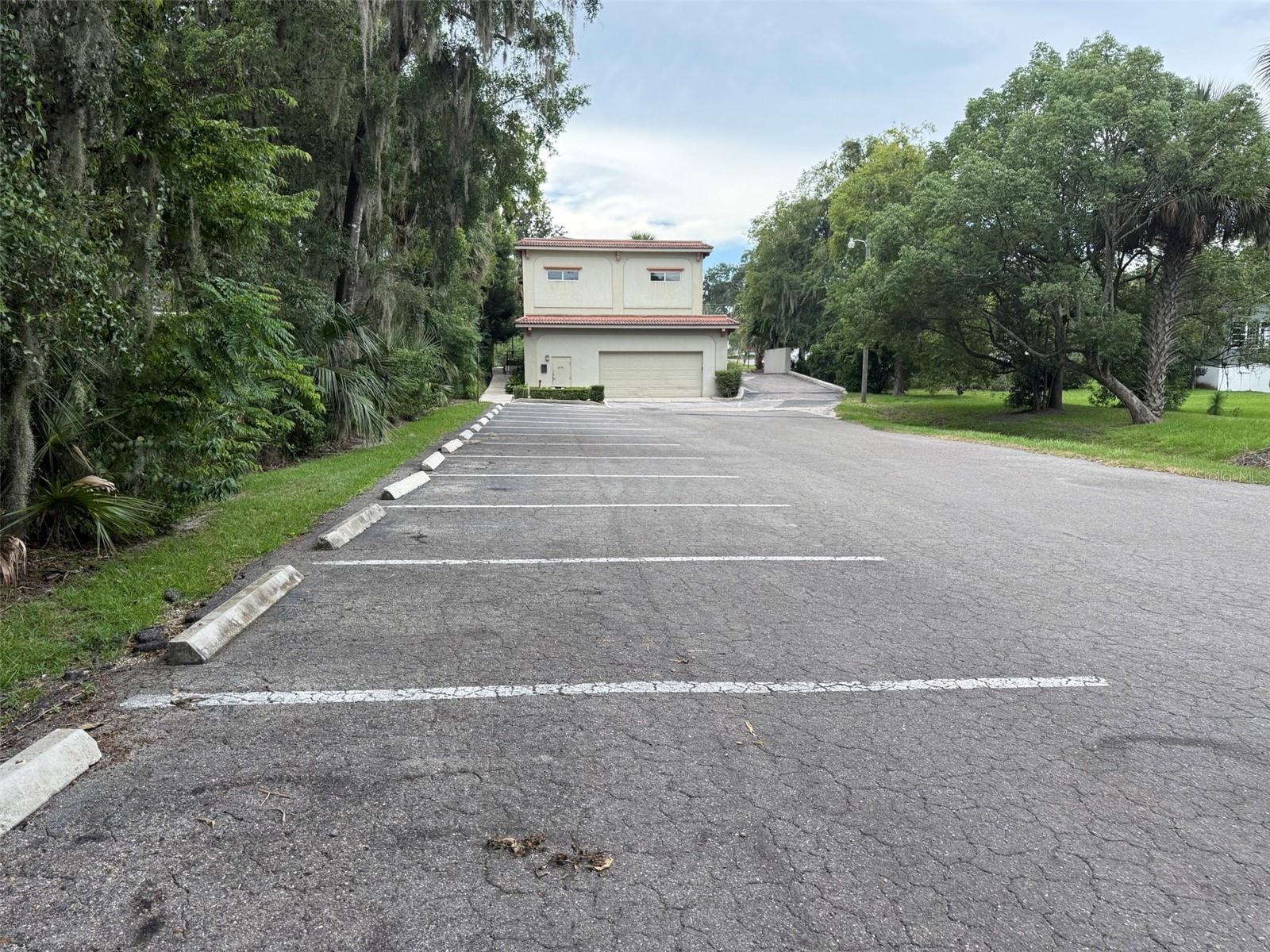 Listing photo id 2 for 1007 Fort King Street