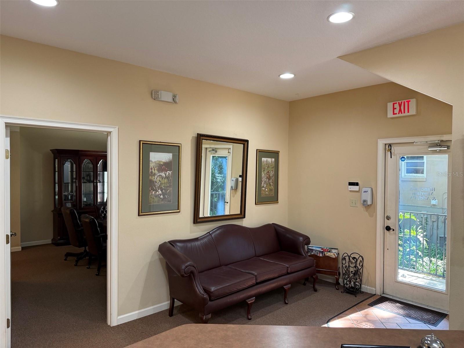 Listing photo id 5 for 1007 Fort King Street