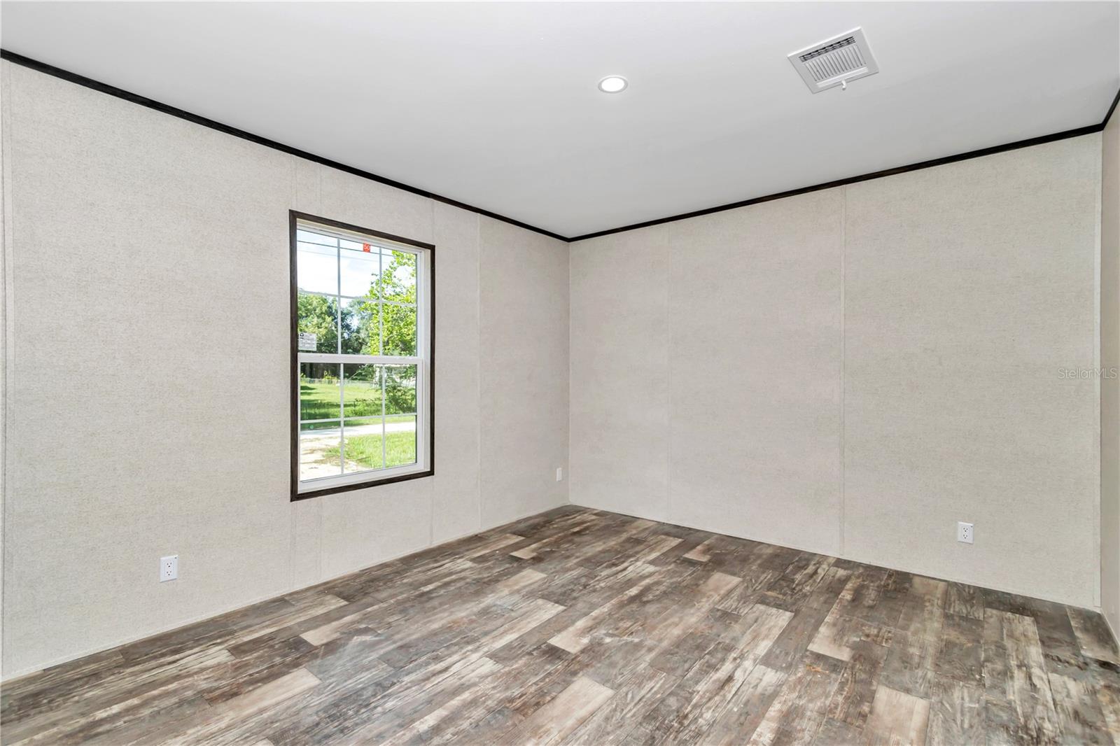 Image 8 of 19 For 15635 3rd Lane