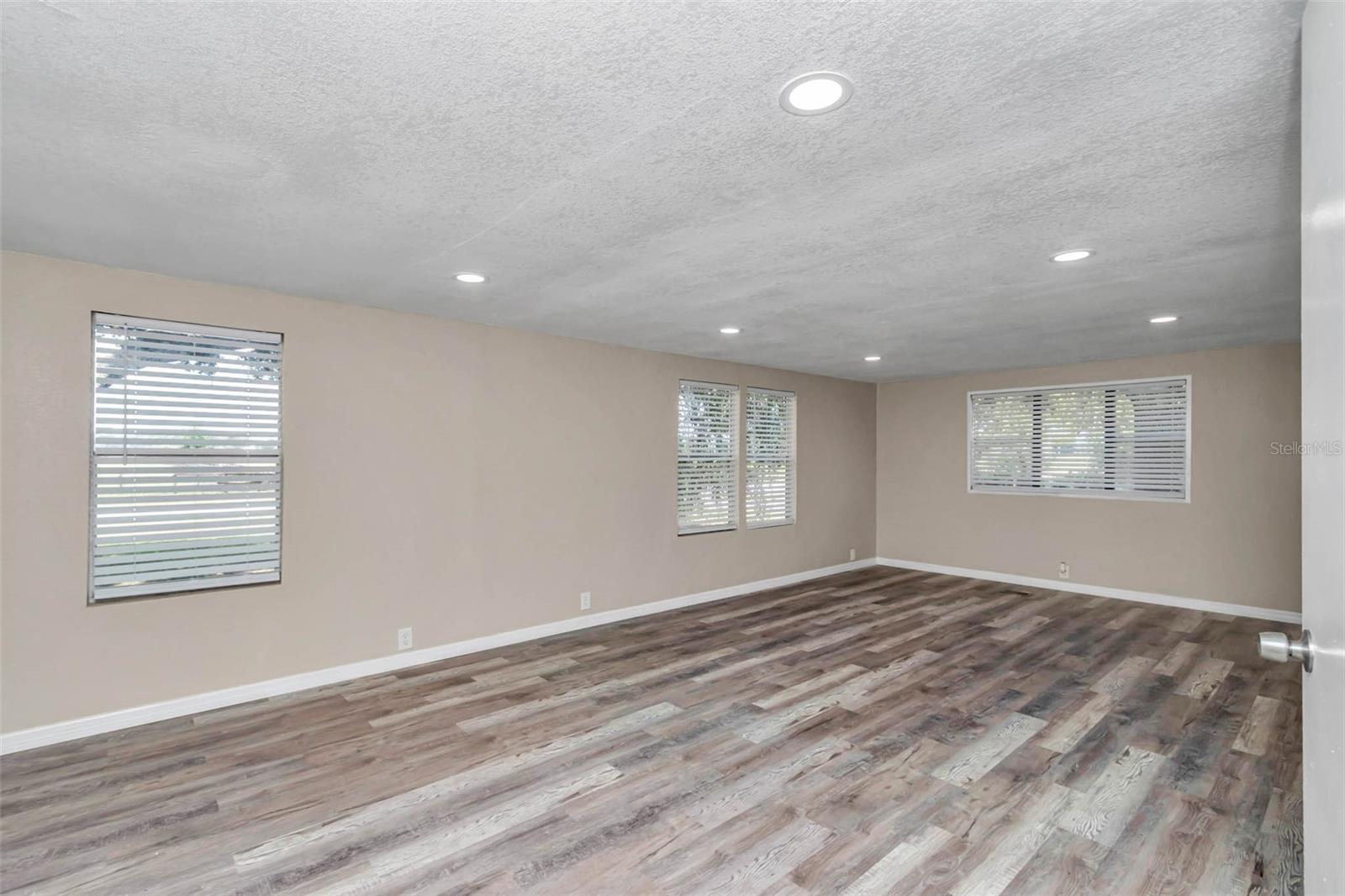 Image 23 of 44 For 9820 27th Avenue