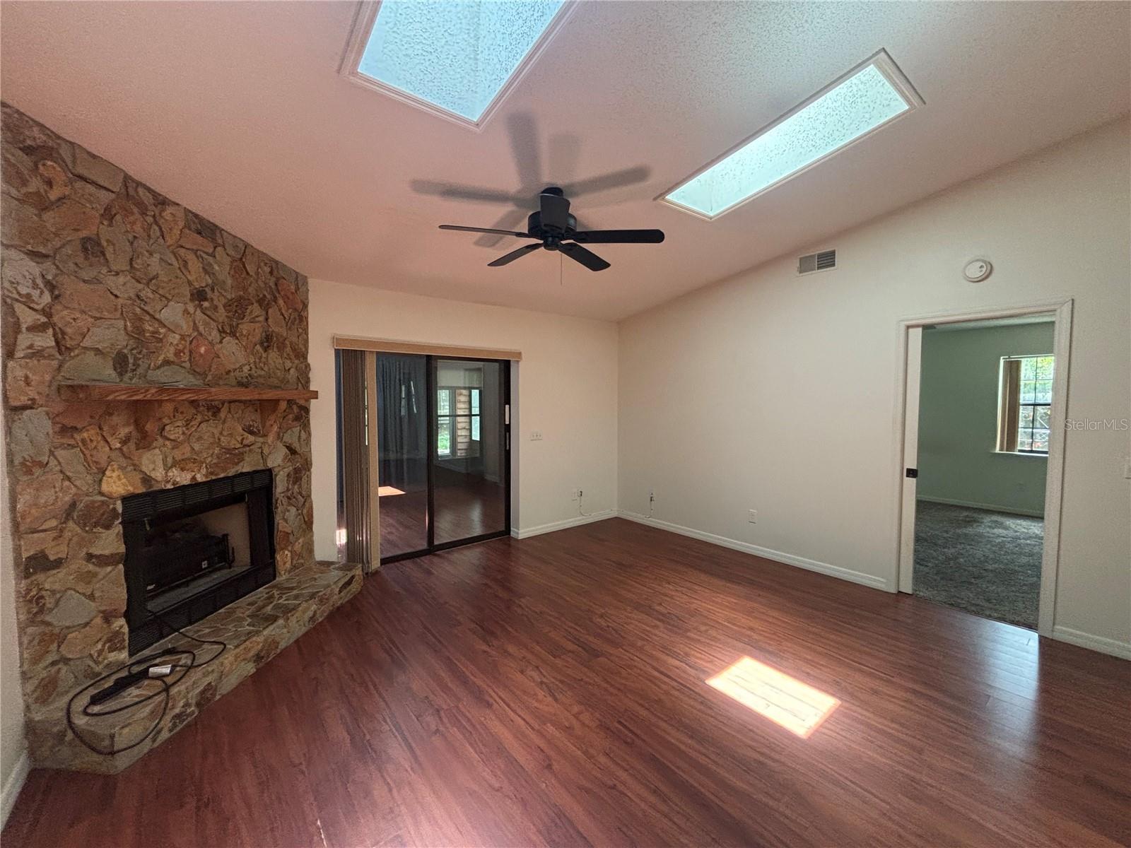 Listing photo id 0 for 747 Emery Street